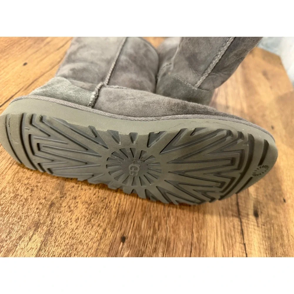 UGG Australia Classic Short Gray Suede Sheepskin Winter‎ Boots Women's sz 6